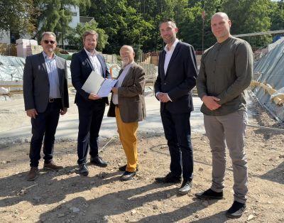 Übergabe des LVR-Bewilligungsbescheids durch Markus Schulzen an den zusammenstehen-Aufsichtsratsvorsitzenden Bernhard Felix von Grünberg - © Kathleen Bayer/LVR
© Zusammenstehen Bonn